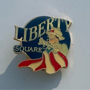 “New” Vintage Disney “Liberty Square” Minnie Mouse Lapel Pin With American Flag